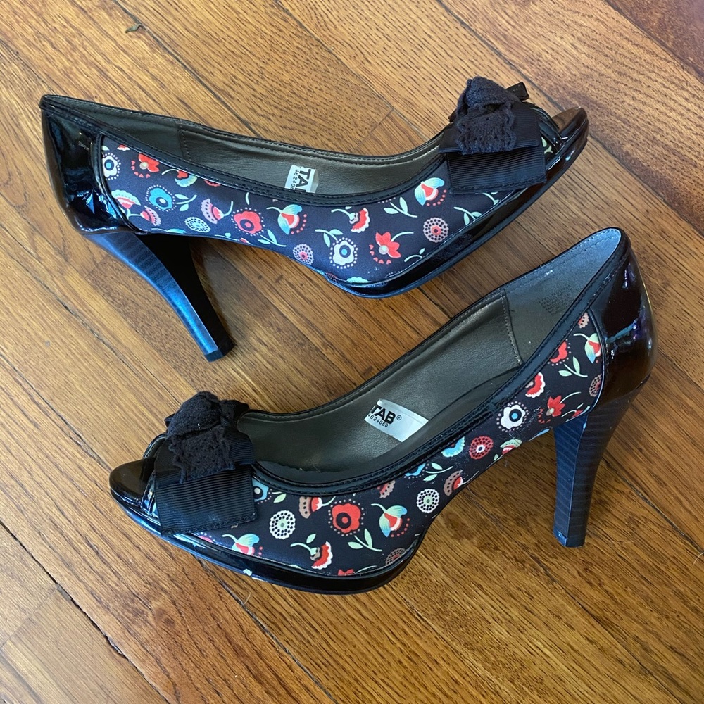 Size 8 1/2 black/floral heels with bow